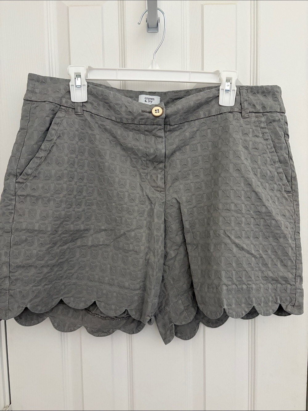 crown & ivy Gray Scalloped Hem Textured Women's Shorts